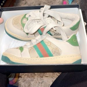 Worn 3 times  they supposed to have that distress look